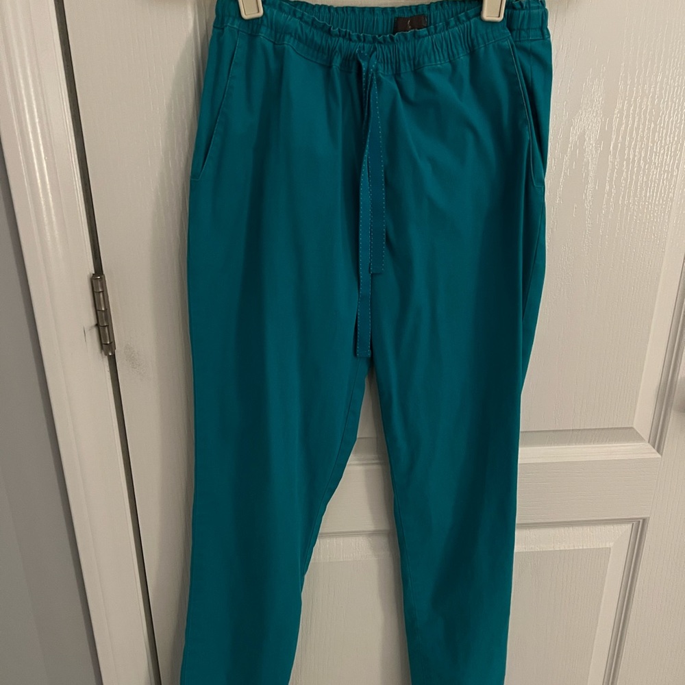 Jaanuu skinny leg scrub pants
